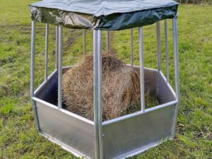 Hexagonal feeder with roof, 12 feed openings Stable feeder without spaces between the sections or sharp edges.